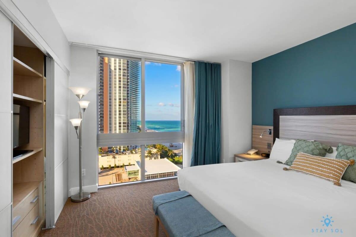 Beachfront Pool Ocean View Balcony Appartamento